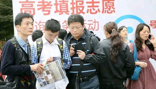 民辦本科vs公辦專科 高考分?jǐn)?shù)過本科線后的十字路口抉擇