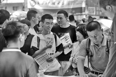 高校招生咨詢熱潮涌，中高考志愿填報咨詢成焦點(diǎn)